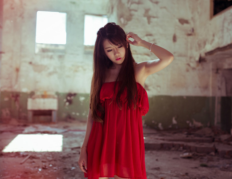 红裙少女废墟唯美写真