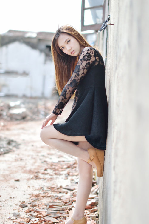 废墟中的阳光少女