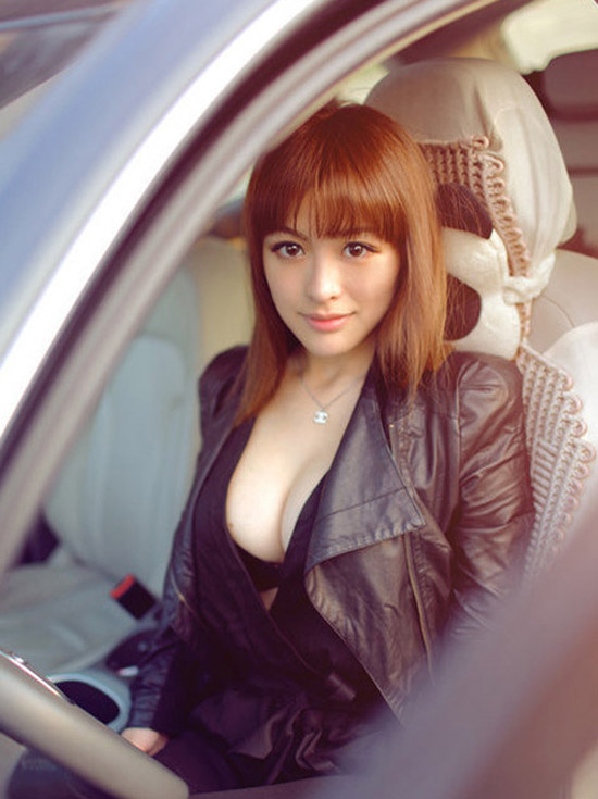 气质美女车模龚叶轩爆乳写真
