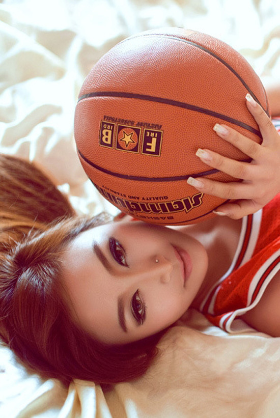 白嫩篮球宝贝床上真空写真