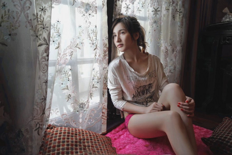 艾希苏醒的美胸少女
