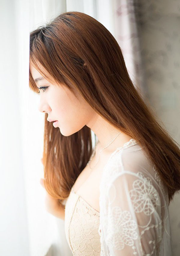 曼妙露肩美人的忧郁