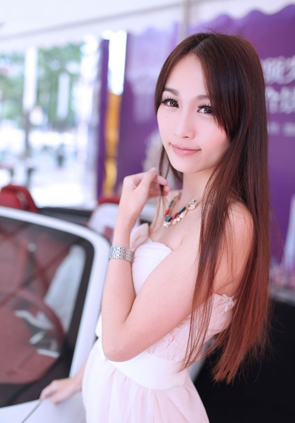 白皙美丽甜美迷人车模