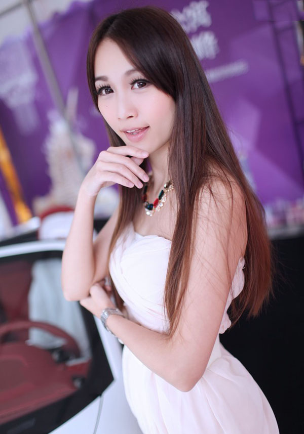 白皙美丽甜美迷人车模