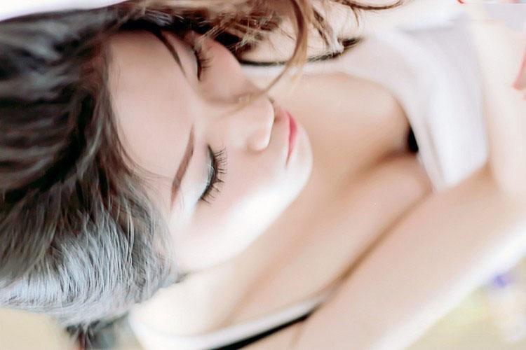 白皙美胸的私房诱惑