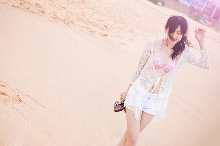 海边的清凉美女