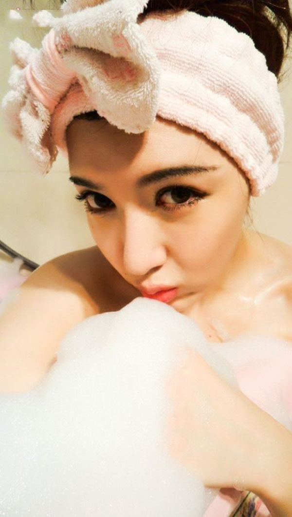 可爱美女的泡泡浴