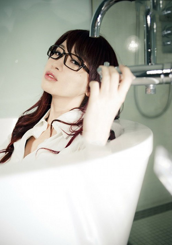 浴室里充满诱惑的眼镜少女