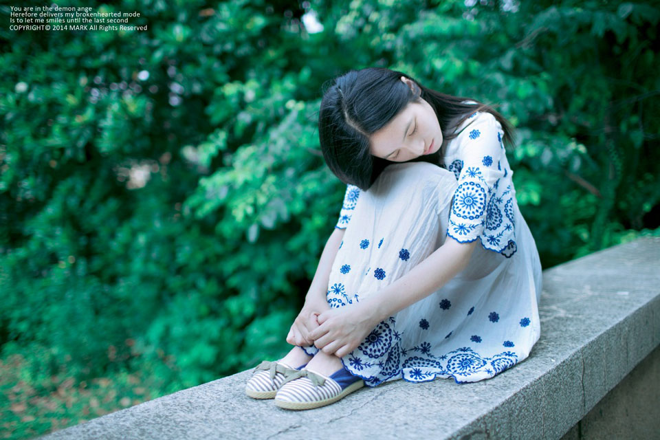 白色长裙下的甜美姑娘