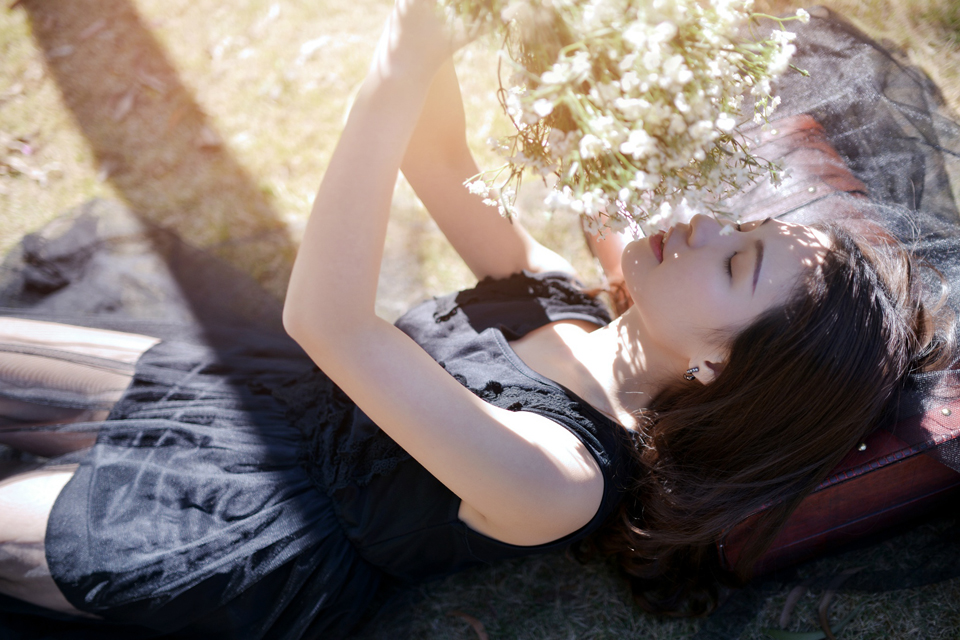 森林中的黑衣妩媚少女