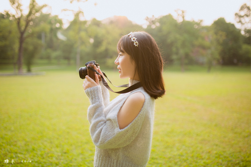 温暖阳光下的摄影女孩