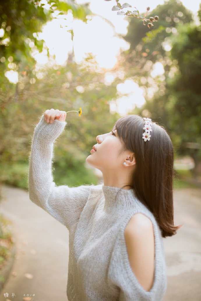 温暖阳光下的摄影女孩