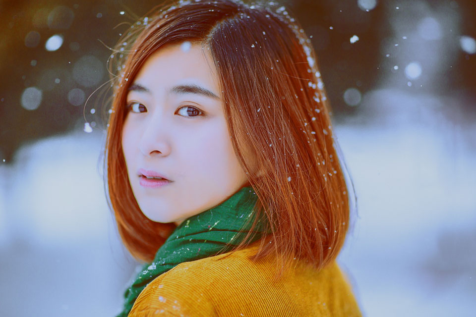 洁白雪景下的一抹魅力
