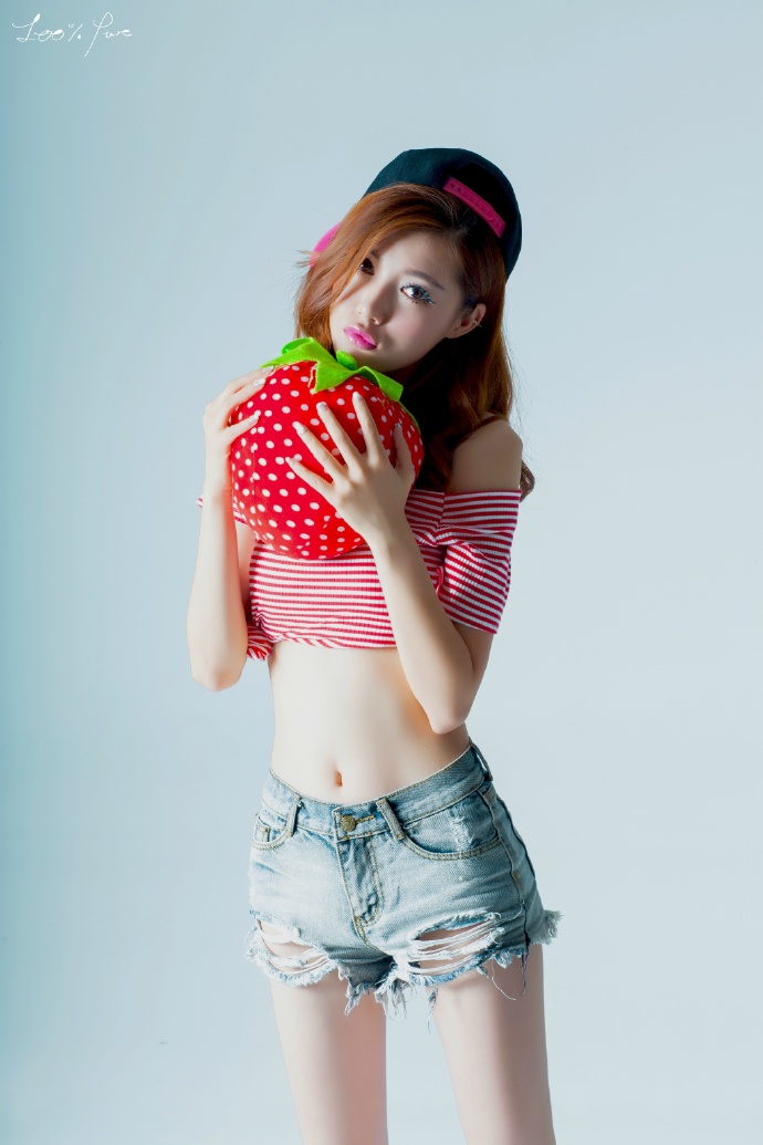 大眼睛迷人的草莓少女