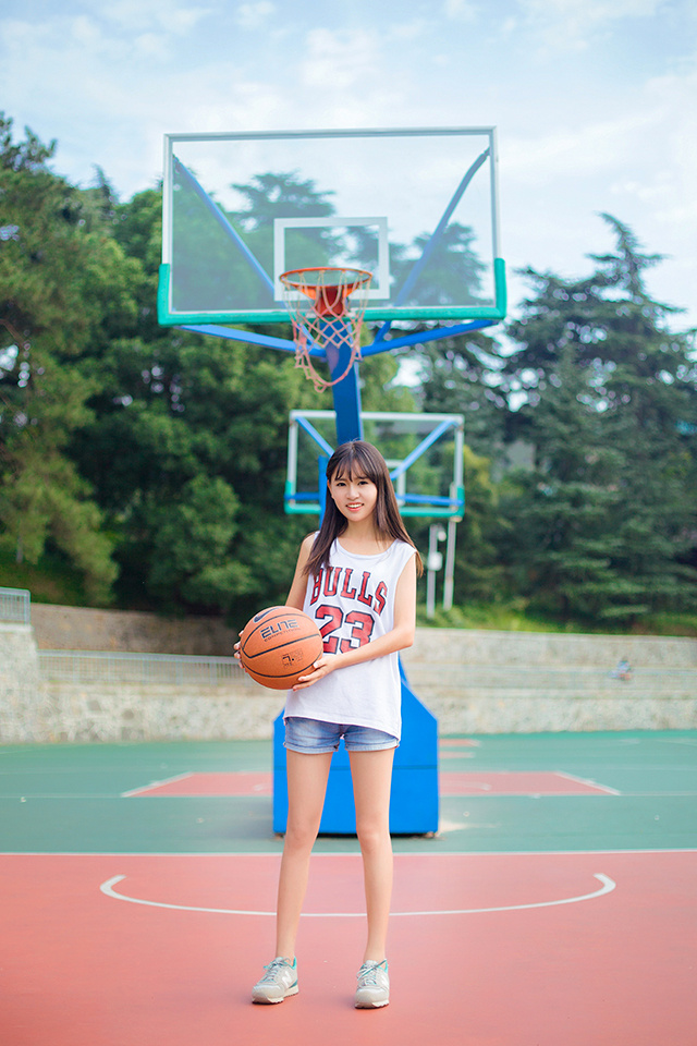 操场上可爱的篮球少女