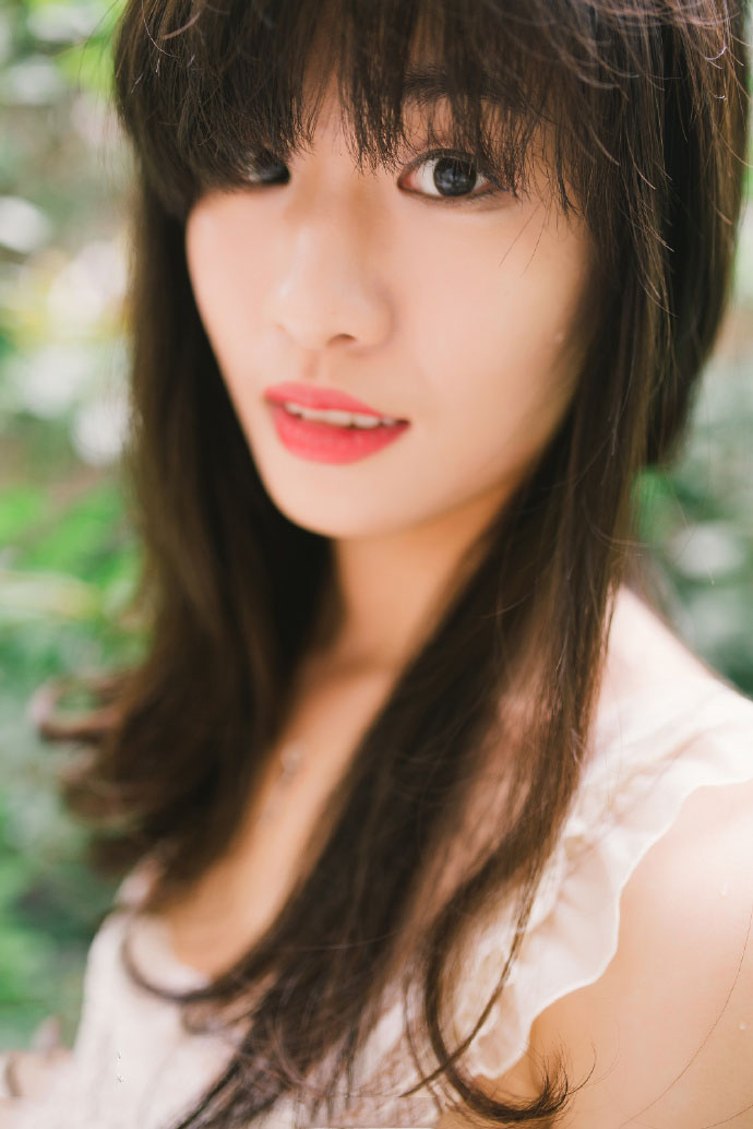 妖娆少女的红唇诱惑