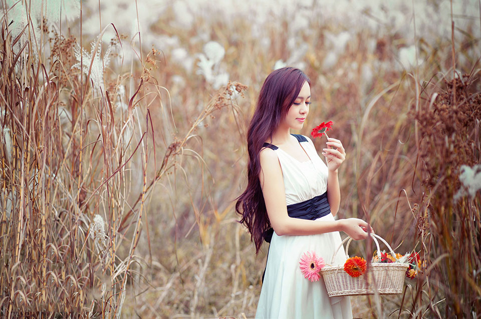 纯白美丽的白皙姑娘