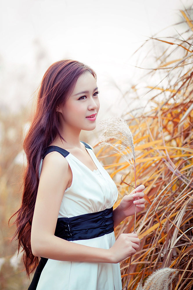 纯白美丽的白皙姑娘