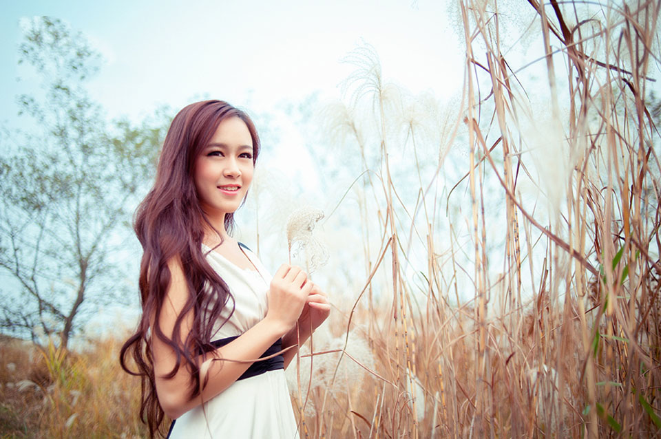 纯白美丽的白皙姑娘