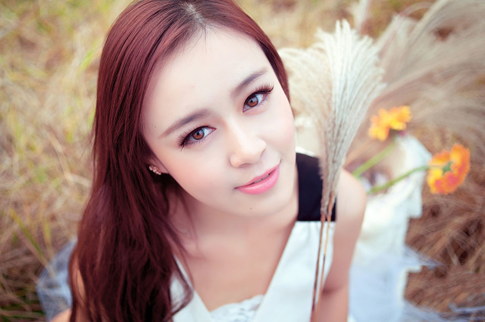 纯白美丽的白皙姑娘