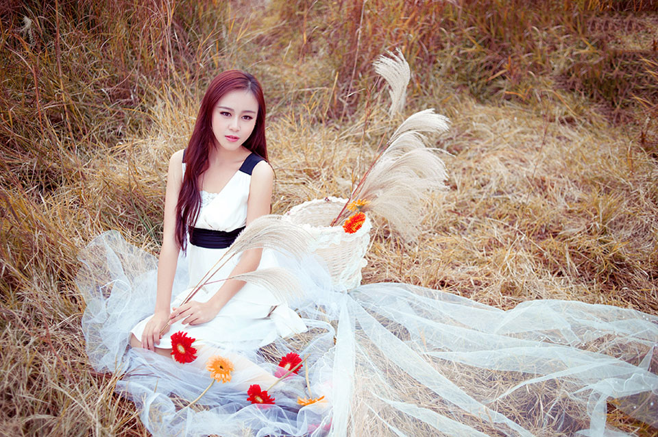 纯白美丽的白皙姑娘