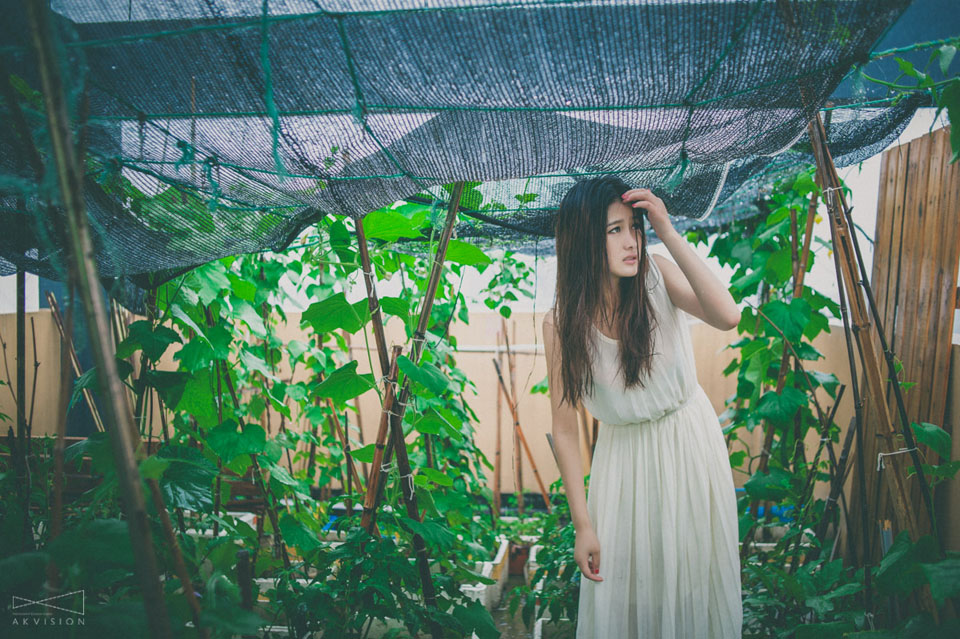 天台上雨后的清新少女