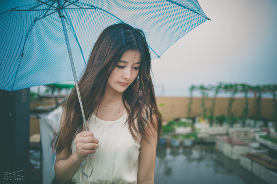 天台上雨后的清新少女