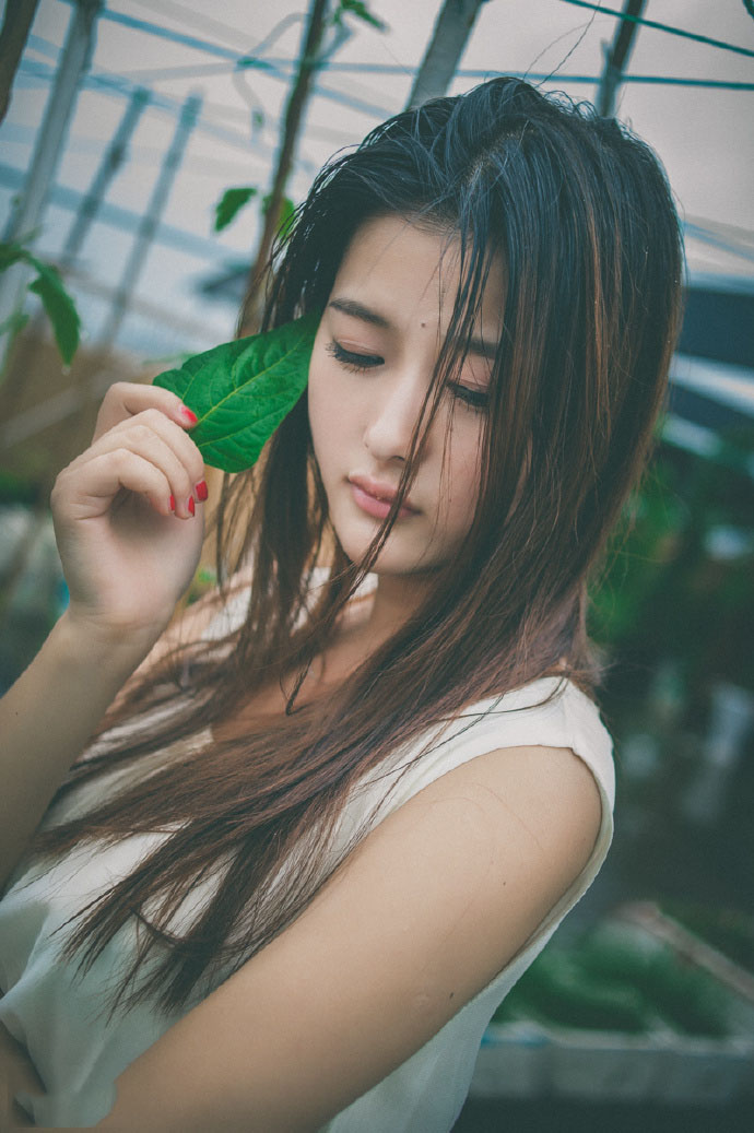 天台上雨后的清新少女