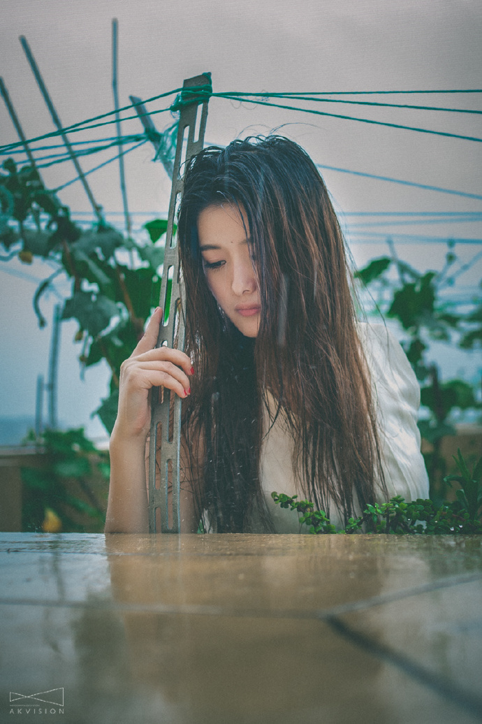 天台上雨后的清新少女