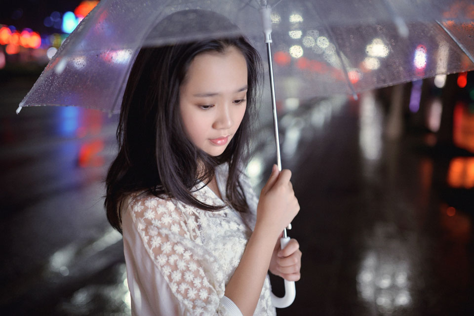 雨中少女的唯美街拍
