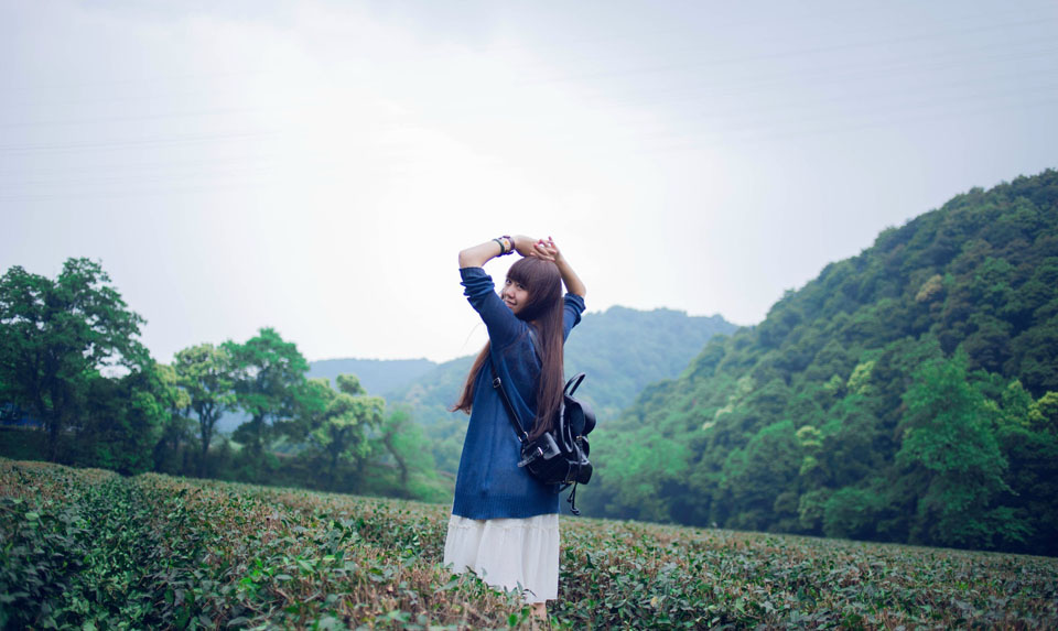 爱笑少女的田野风情