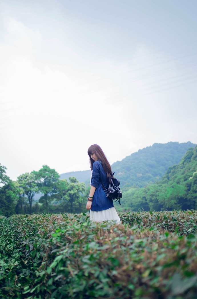 爱笑少女的田野风情