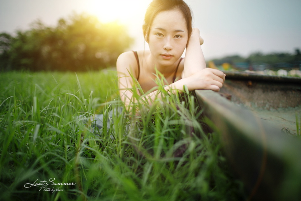 美胸少女甜美的户外