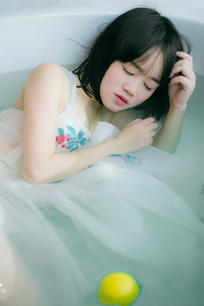 湿身少女的浴室诱惑