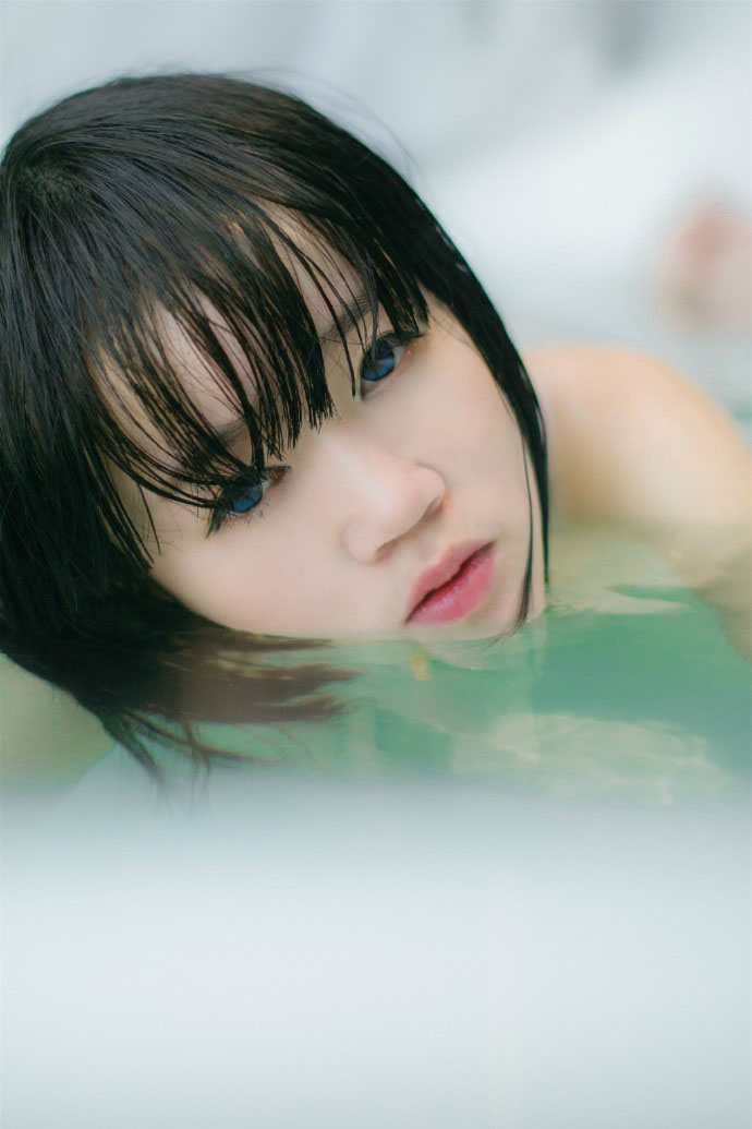 湿身少女的浴室诱惑