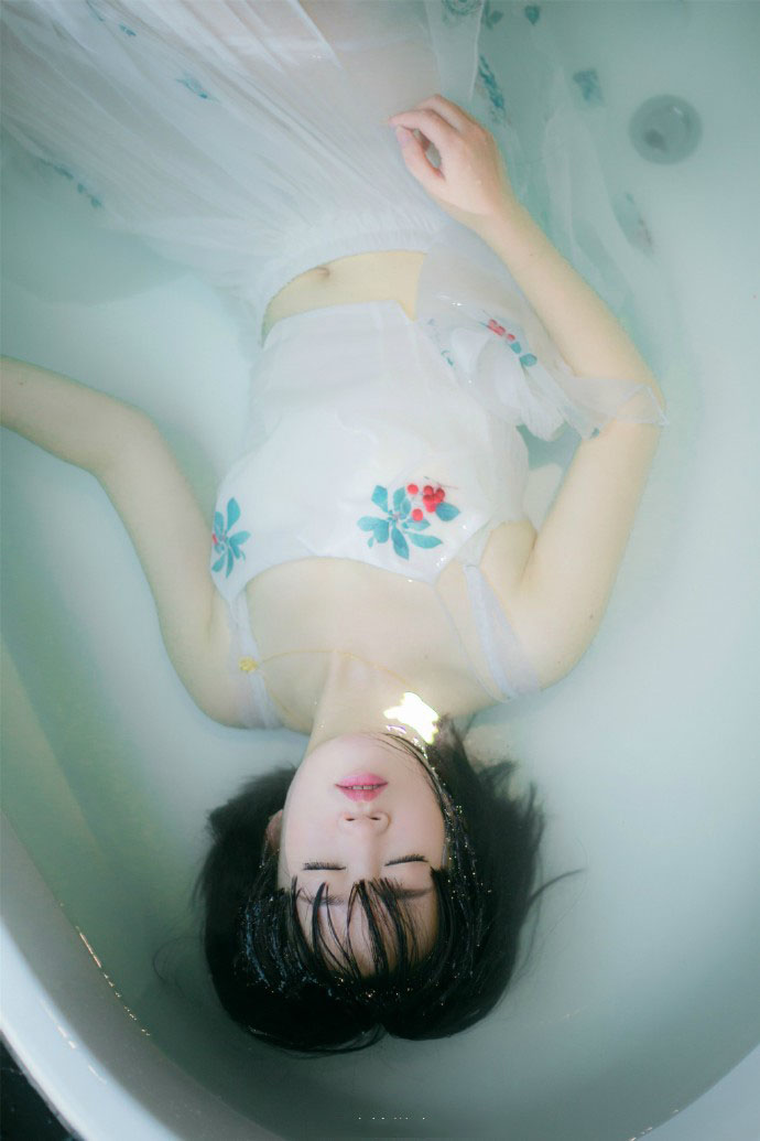 湿身少女的浴室诱惑