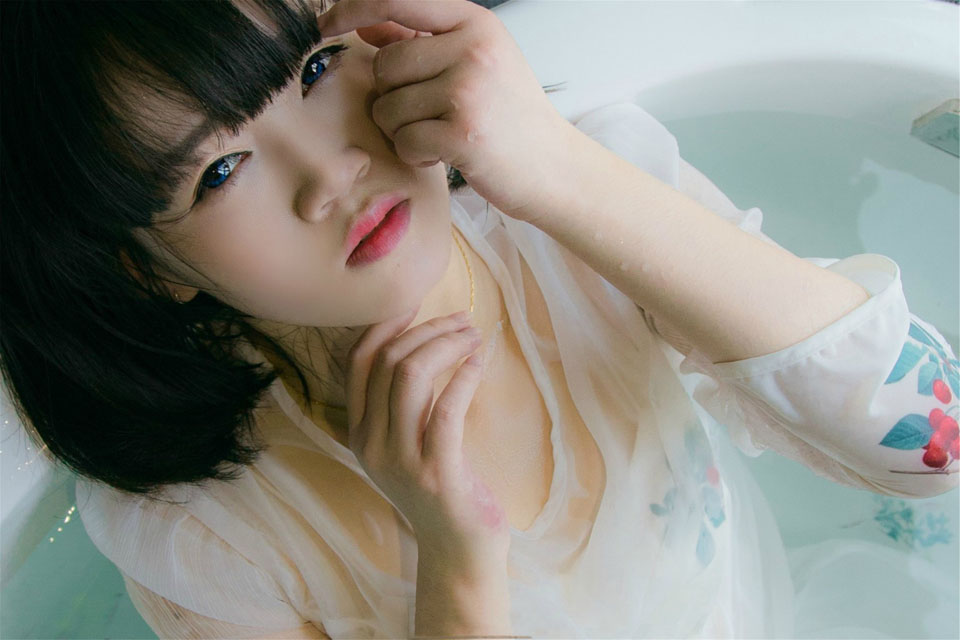 湿身少女的浴室诱惑