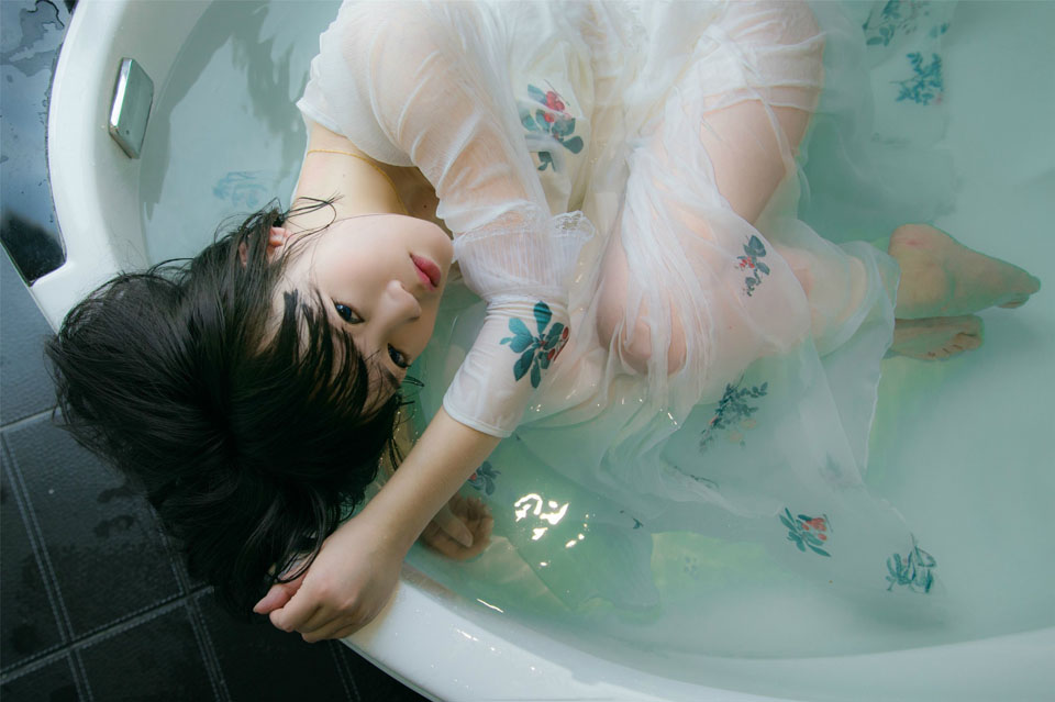 湿身少女的浴室诱惑
