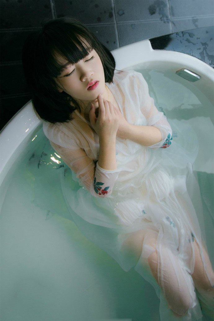 湿身少女的浴室诱惑