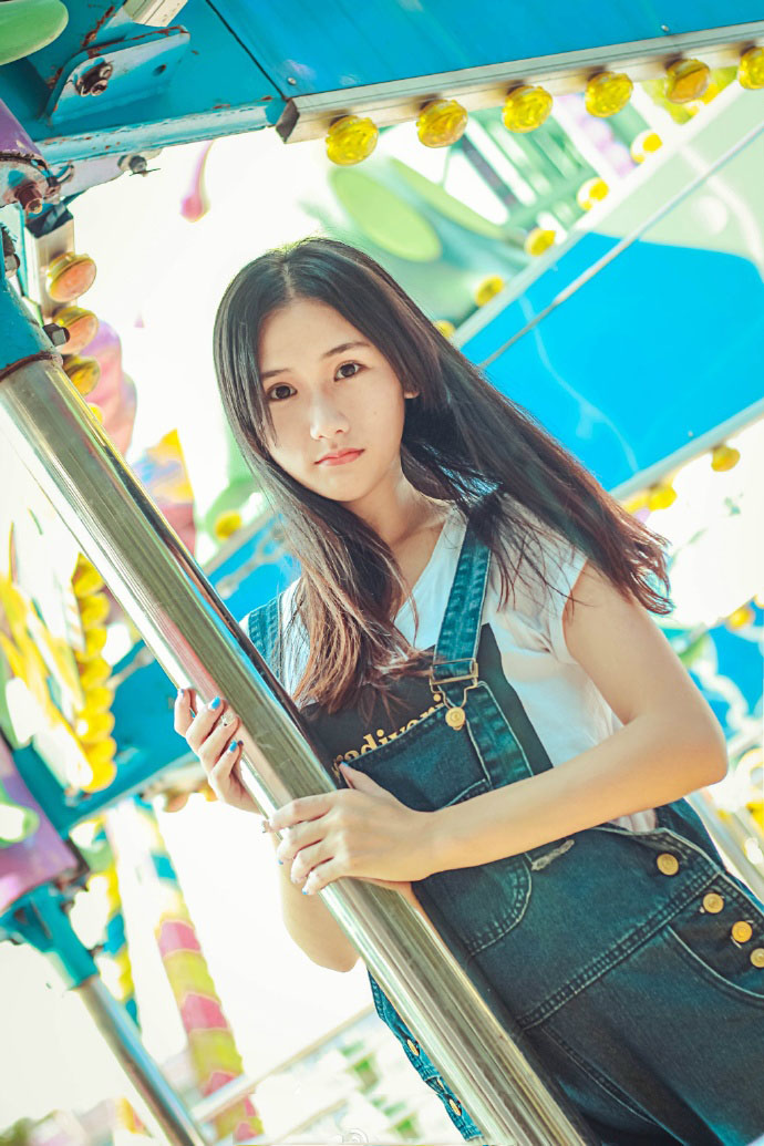游乐园的甜美姑娘