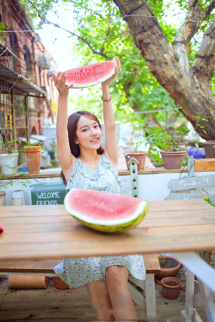 爱上夏天的西瓜少女