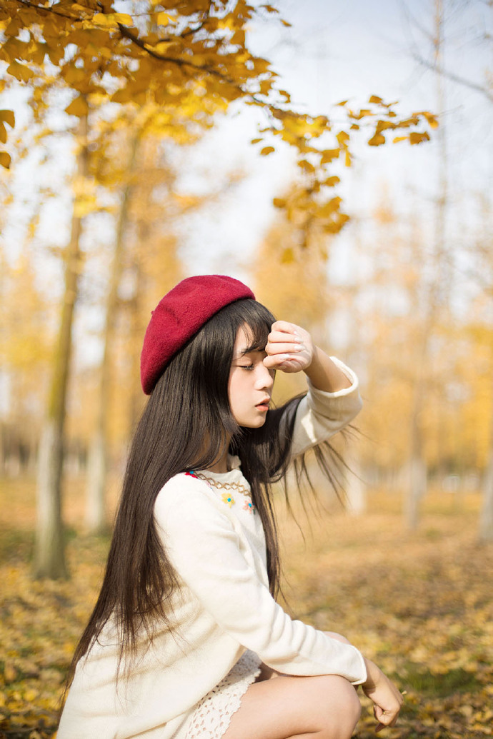 秋日小道中的纯美小红帽