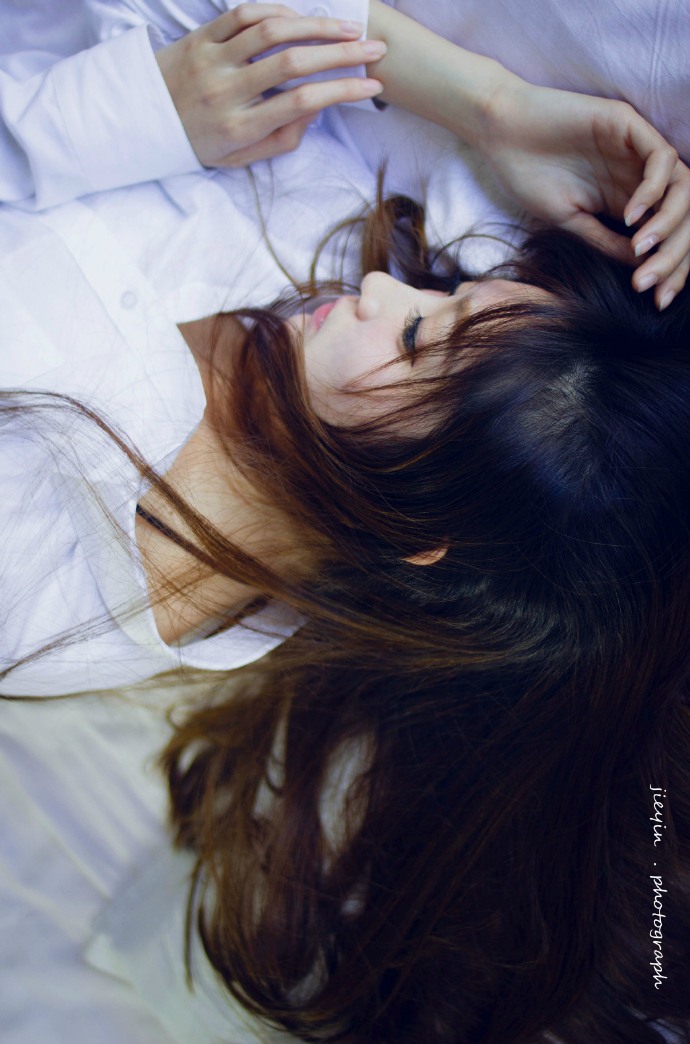 大眼美女那一抹风情