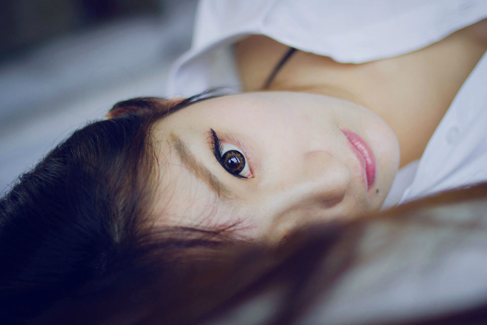 大眼美女那一抹风情