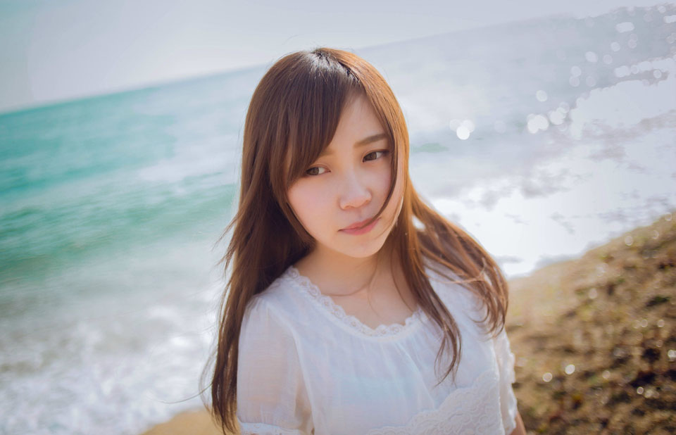 清新海边的阳光少女
