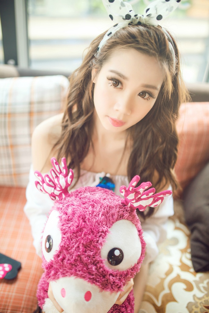 可爱大眼少女的甜美