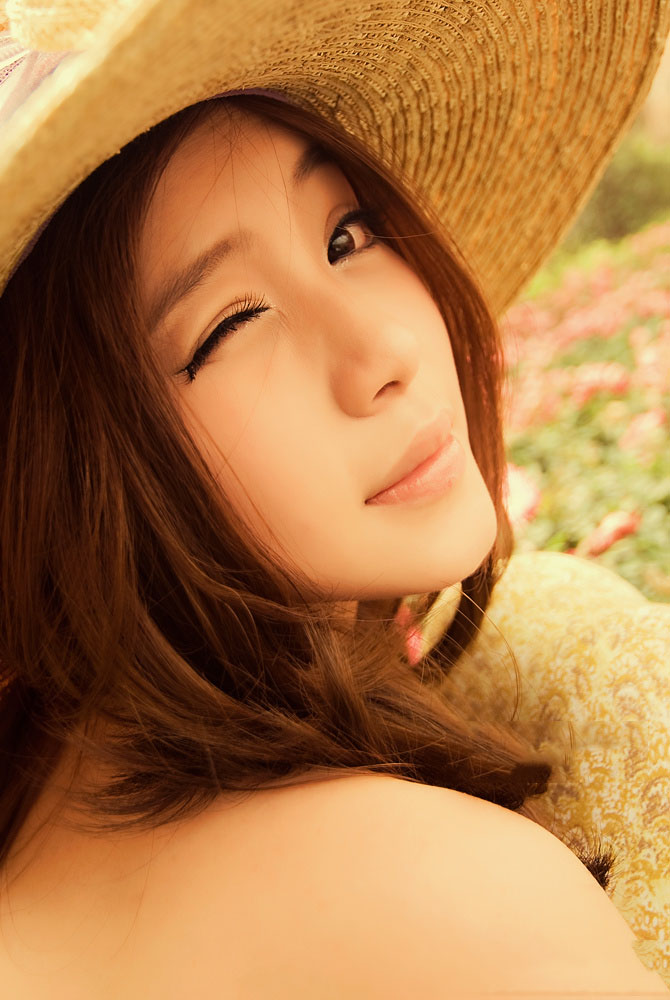 你的微笑如花儿般甜美