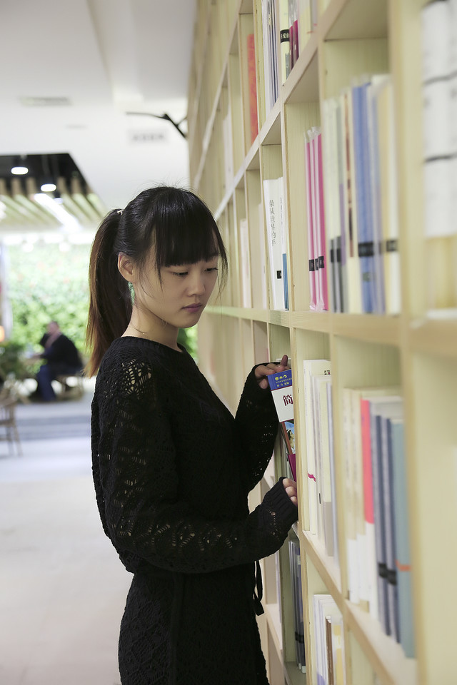 清纯素颜小美女图书馆写真