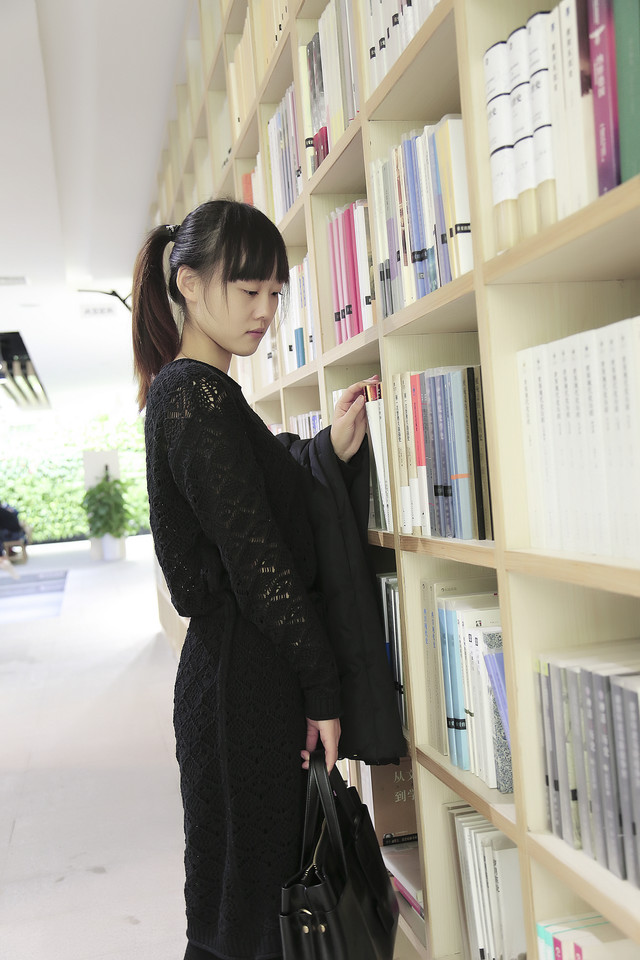 清纯素颜小美女图书馆写真