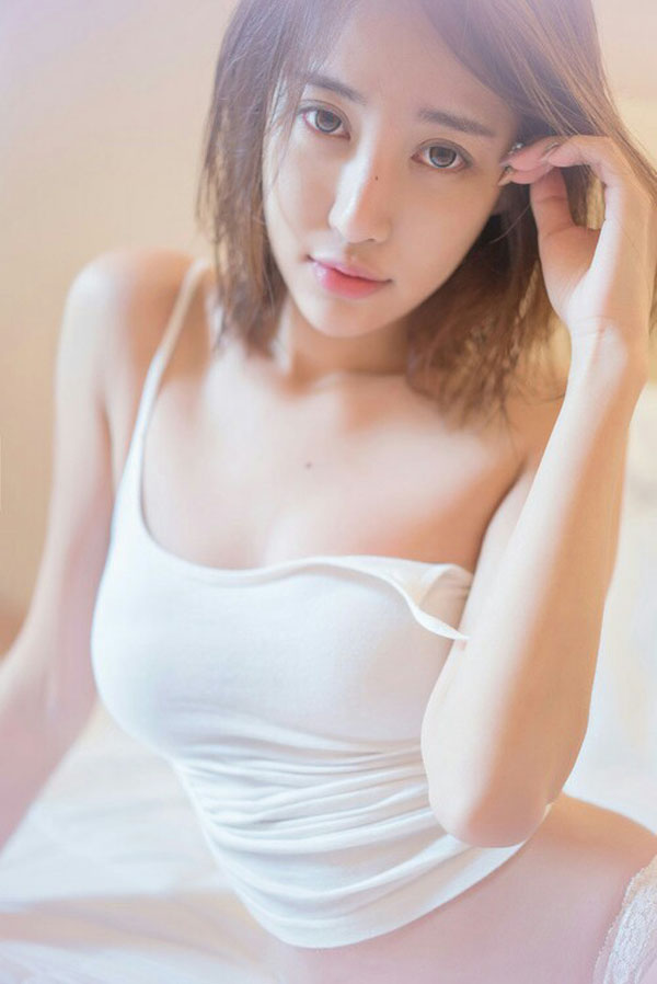 娇嫩美胸的甜美少女
